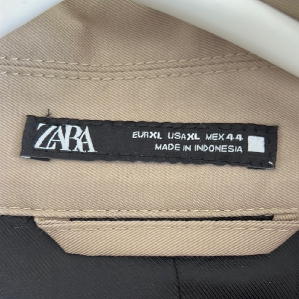 Zara | Tan Trench Coat with Wide Lapels and Adjustable Cuff Straps - Picture 2 of 5